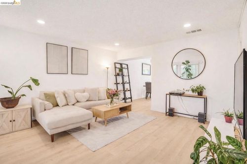 i-1260 1260 Pine Creek Way, Concord, CA, 94520 | Card Image