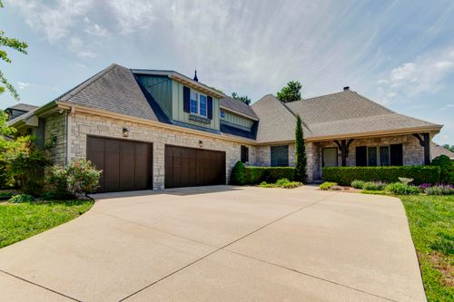 879 E Westchester Dr, Springfield, MO, 65810-2876 | Card Image