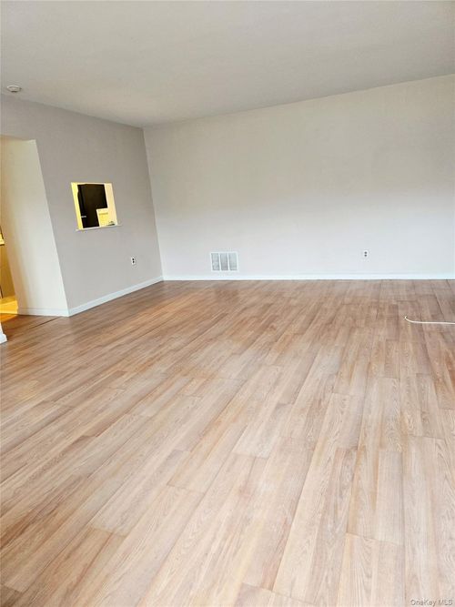 7-7 Boulder Ct, Coram, NY, 11727-1521 | Card Image