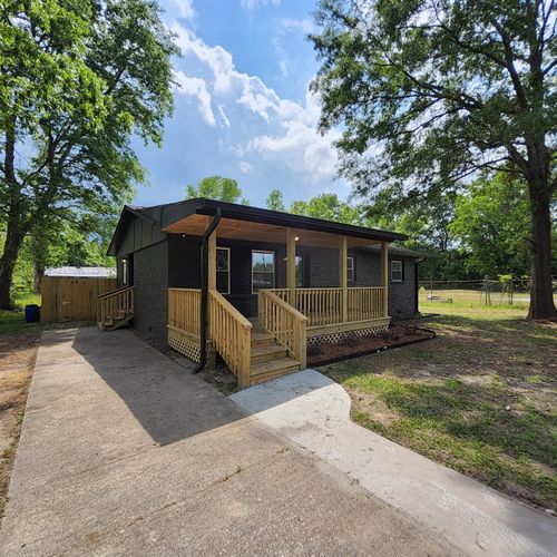 202 E Huggins St, Manning, SC, 29102-3422 | Card Image