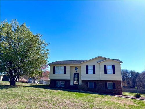 1233 Kentland Dr, King, NC, 27021-9027 | Card Image