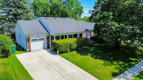 680 Indian Spring Ln, Buffalo Grove, IL, 60089-1402 | Card Image