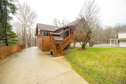 21 Old Town Rd, Beacon, NY, 12508-2408 | Card Image