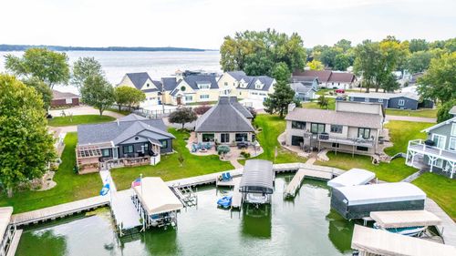 20524 Breakwater Dr, Spirit Lake, IA, 51360-7429 | Card Image