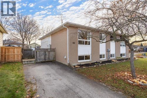 518 Oozloffsky St, Petrolia, ON, N0N1R0 | Card Image