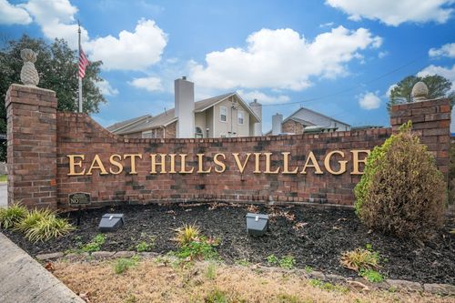 305 Village Ln W, Dickson, TN, 37055-2933 | Card Image