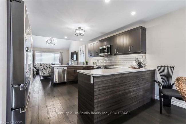 160 Hawthorn Cres, Condo with 3 bedrooms, 4 bathrooms and 2 parking in Kemble ON | Image 13