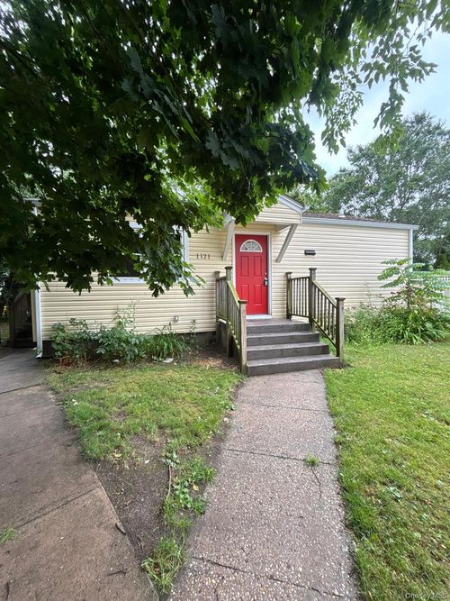 1121 Woodcrest Ave, Riverhead, NY, 11901-2097 | Card Image