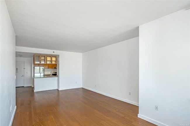APT-1806 - 40 College Point Blvd, Condo with 2 bedrooms, 2 bathrooms and null parking in Flushing NY | Image 7