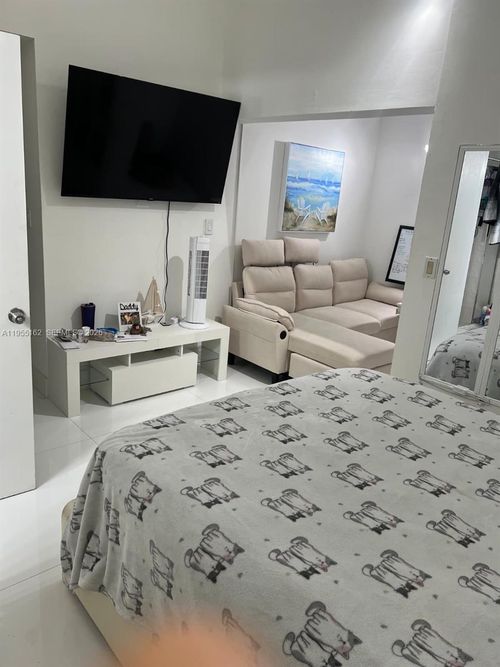 504-246 Poinciana Dr, Sunny Isles Beach, FL, 33160-4517 | Card Image