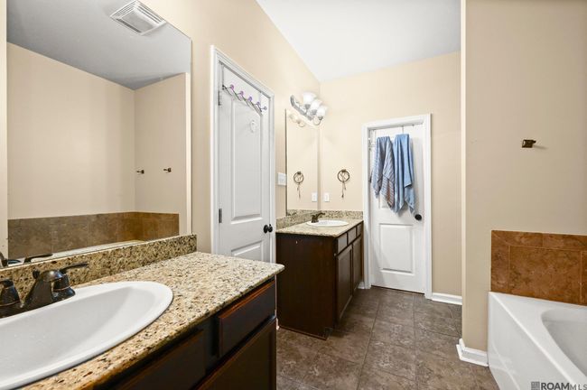 6916 Silver Springs Dr, House other with 4 bedrooms, 3 bathrooms and 4 parking in Greenwell Springs LA | Image 9