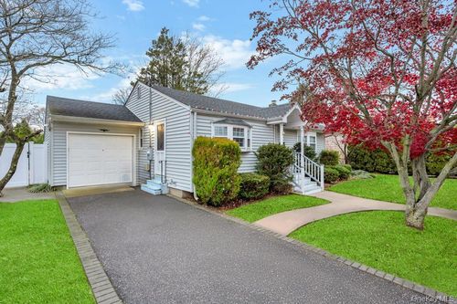 24 W Oak St, Farmingdale, NY, 11735-3120 | Card Image