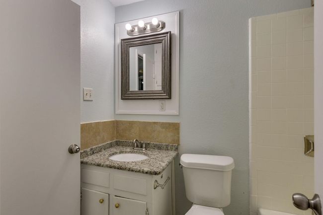 411 S Dooley St, Condo with 10 bedrooms, 5 bathrooms and 8 parking in Grapevine TX | Image 19