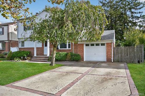 452 Latham Rd, Mineola, NY, 11501-1007 | Card Image