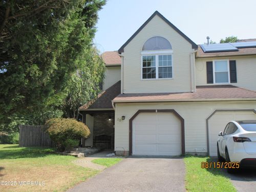 29 Longbrook Ln, Freehold, NJ, 07728-3764 | Card Image