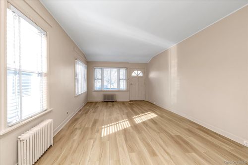14 Endview Ave, Lynbrook, NY, 11563-3255 | Card Image