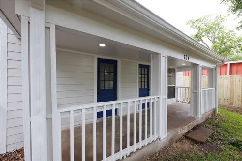 704 W Willis St, Alvin, TX, 77511-2132 | Card Image