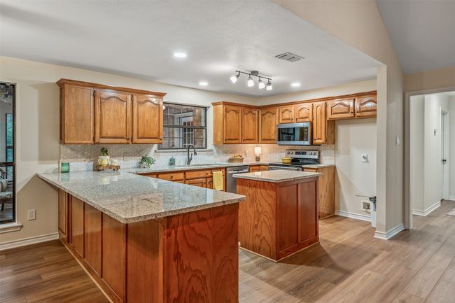 411 Raton Pass, House other with 3 bedrooms, 2 bathrooms and null parking in Holly Lake Ranch TX | Image 6