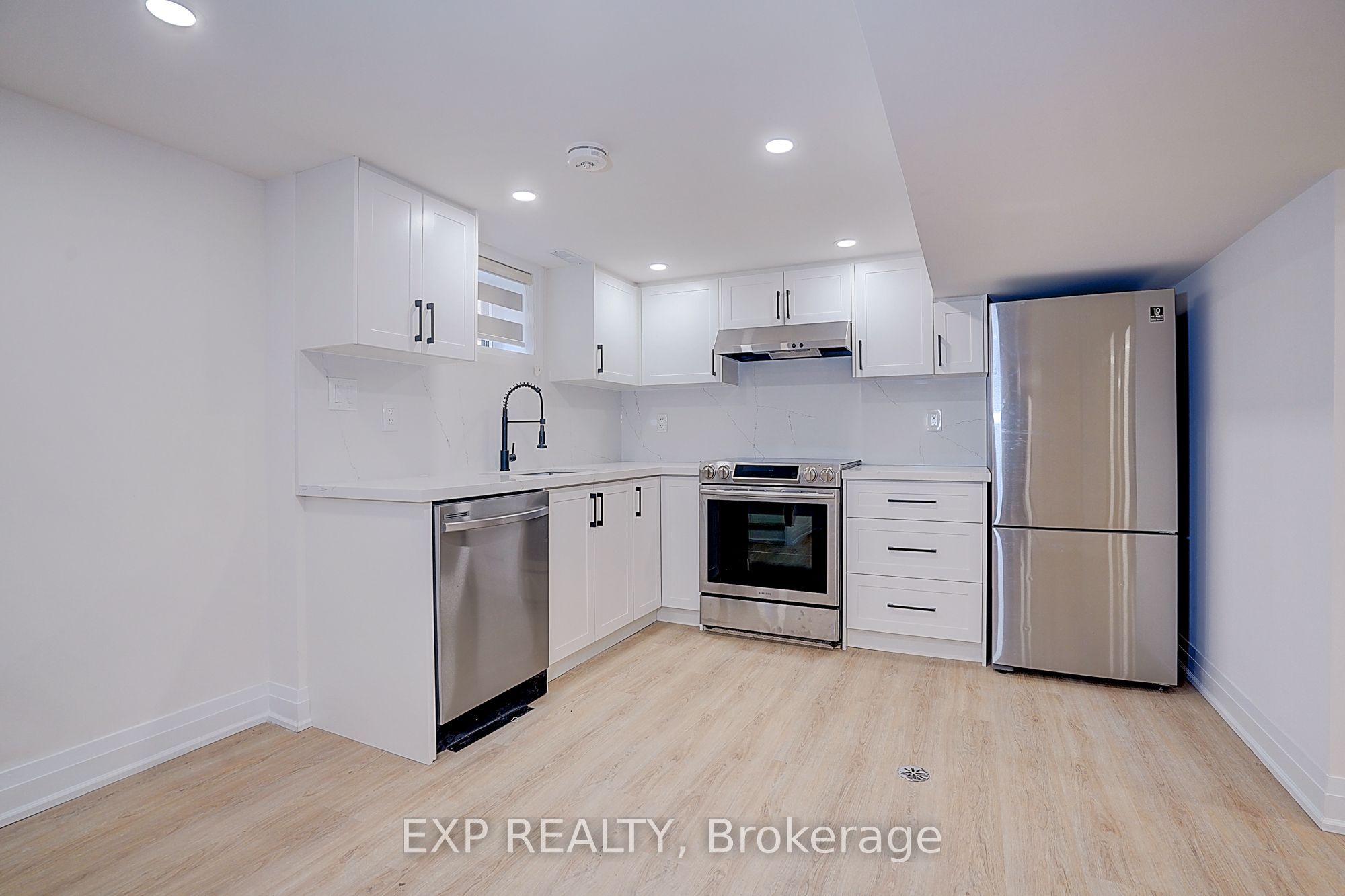 Residential Lease in Toronto E04 5