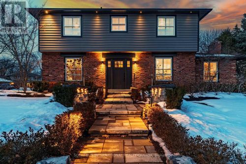 1905 Four Seasons Drive, Burlington (Tyandaga), ON, L7P3B1 | Card Image