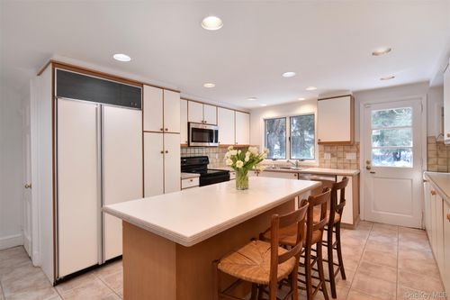 21 Edgewood Ln, Bronxville, NY, 10708-1947 | Card Image