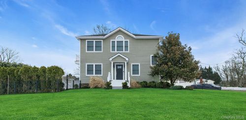 300 Fiddler Ln, Greenport, NY, 11944-2409 | Card Image