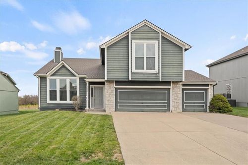 1536 Se 11th St, Lee's Summit, MO, 64081-3137 | Card Image