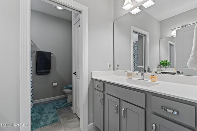 Guest bathroom upstairs | Image 46
