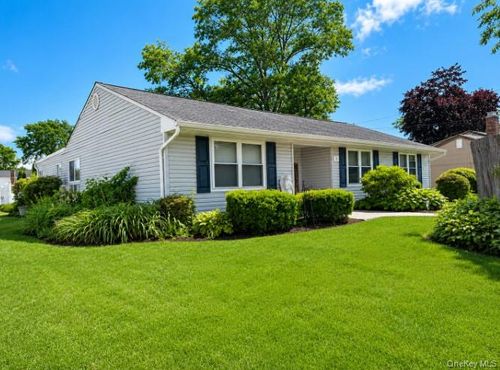 2 Comet Rd, Selden, NY, 11784-1022 | Card Image
