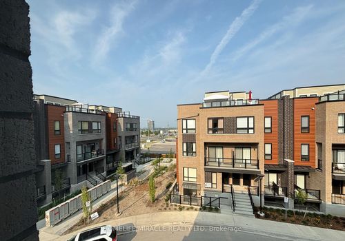 26-17 Lytham Green Cir, Newmarket, ON, L3Y0H4 | Card Image