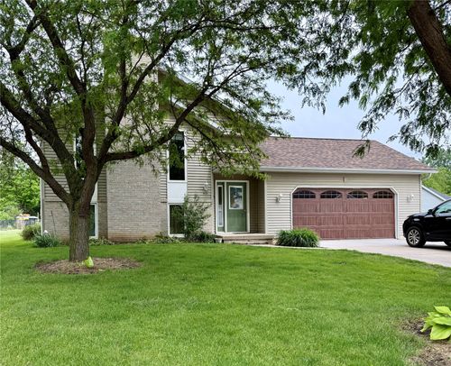 355 Wolf Valley Rd, Hiawatha, IA, 52233-7910 | Card Image