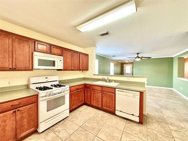 3602 Avalon Castle Dr, House other with 3 bedrooms, 2 bathrooms and 1 parking in Spring TX | Image 6