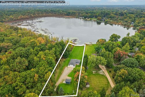 670 Driscoll Dr, Oakland, MI, 48363-1516 | Card Image