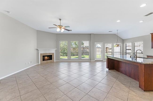 13703 Evening Wind Dr, House other with 4 bedrooms, 3 bathrooms and 2 parking in Pearland TX | Image 8