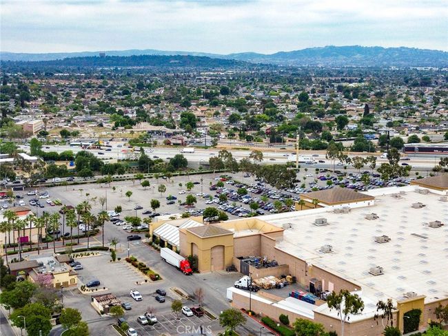 Close to shopping centers | Image 26