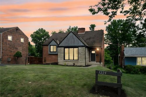 1229 Pinewood Dr, Pittsburgh, PA, 15243-1811 | Card Image