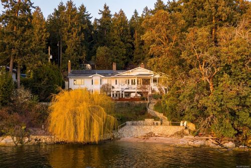 643 Senanus Dr, Saanichton, BC, V8M1S6 | Card Image