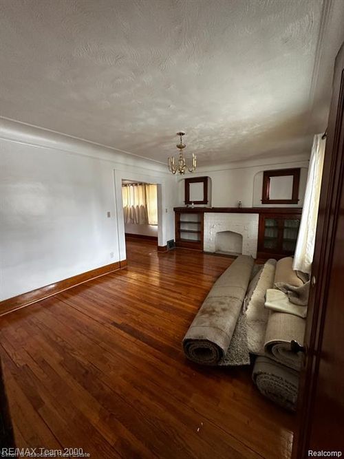 6524 Pinehurst St, Dearborn, MI, 48126-5951 | Card Image