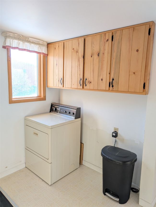 Laundry room with cabinets and washer / dryer | Image 21
