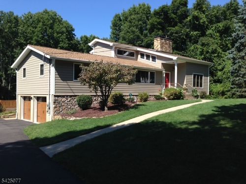 4 Valley Pl, Chester, NJ, 07930-2840 | Card Image