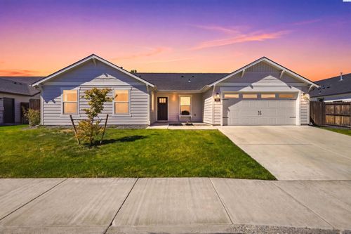 832 W 29th Pl, Kennewick, WA, 99337-4310 | Card Image