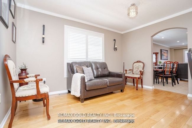 34 Jingle Cres, House attached with 4 bedrooms, 4 bathrooms and 2 parking in Brampton ON | Image 7