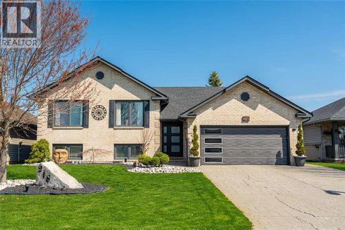 218 Paddock Green Cir, Corunna, ON, N0N1G0 | Card Image