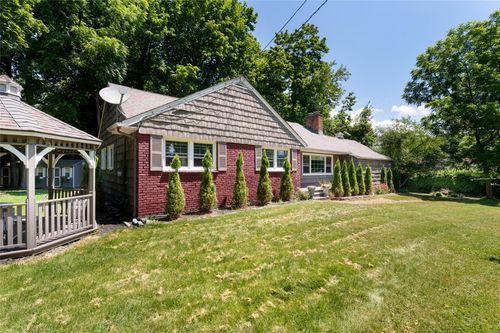 11 Quaker Path, Stony Brook, NY, 11790-1307 | Card Image