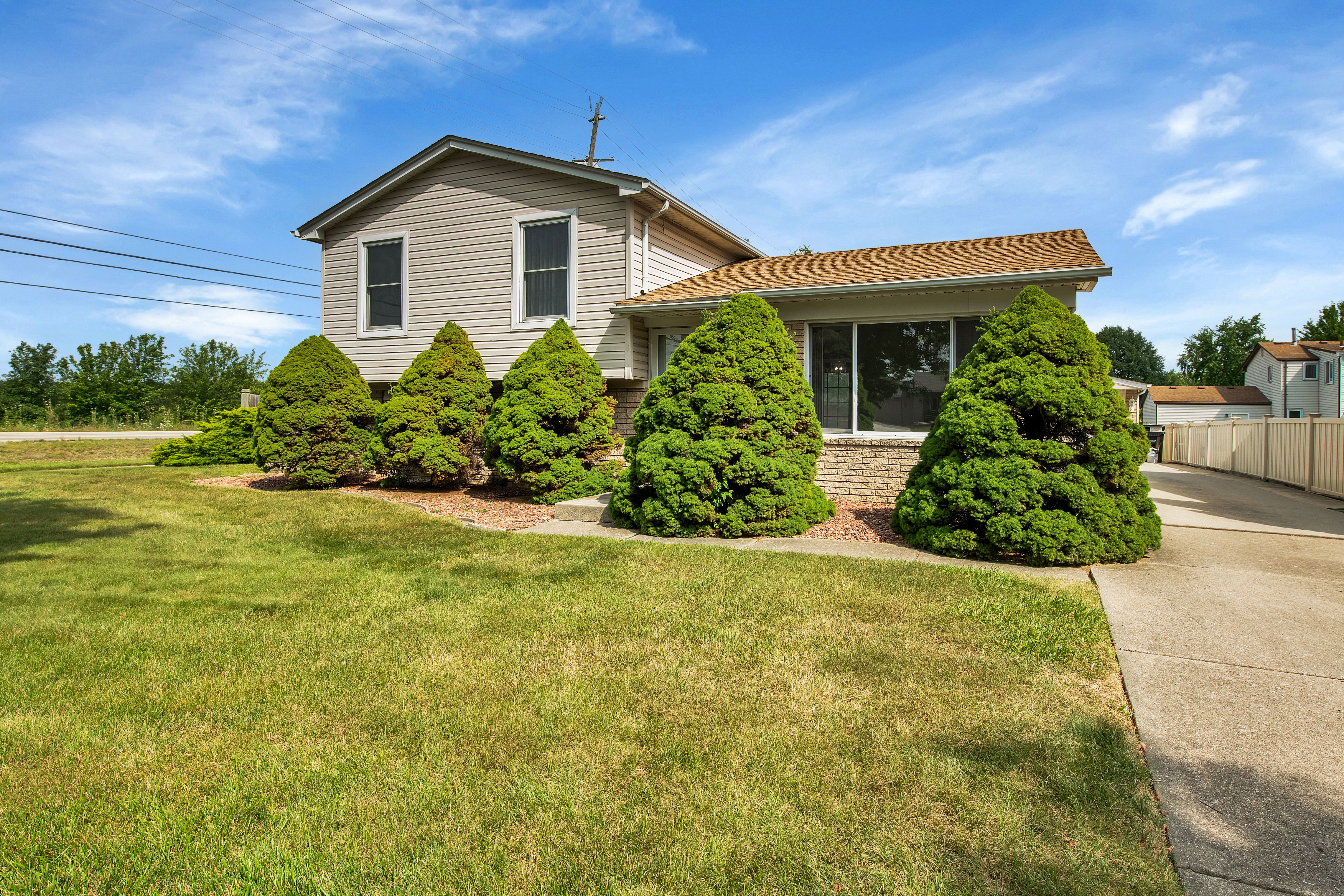 Hyde Park Ct, Woodhaven, MI 48183
