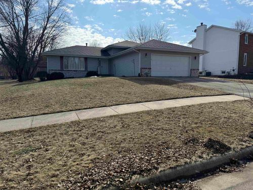 2215 Wheatland Ter, Freeport, IL, 61032-2988 | Card Image