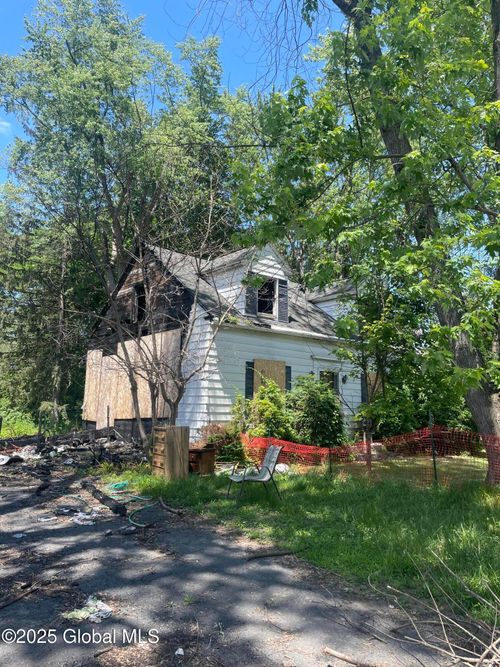 6 Vagele Ln, Glenmont, NY, 12077-4427 | Card Image