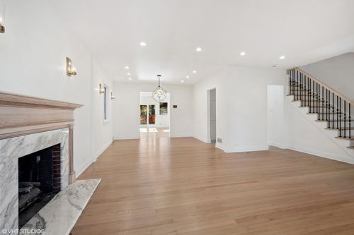 2033 Highland Ave, Wilmette, IL, 60091-2361 | Card Image