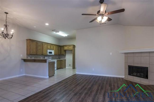 816 Toler Rd, Townhouse with 3 bedrooms, 2 bathrooms and null parking in Longview TX | Image 4