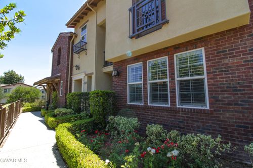28562 Herrera St, Valencia, CA, 91354-3060 | Card Image